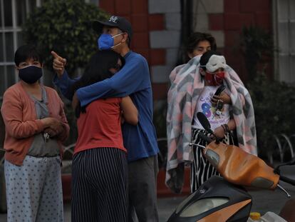 Habitantes de Ciudad de México salen de sus casas después de que sonara por error la alerta sísmica este sábado.