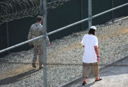 Un detenido en el Campo 6 de Guantánamo.