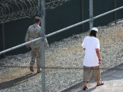 Un detenido en el Campo 6 de Guantánamo.