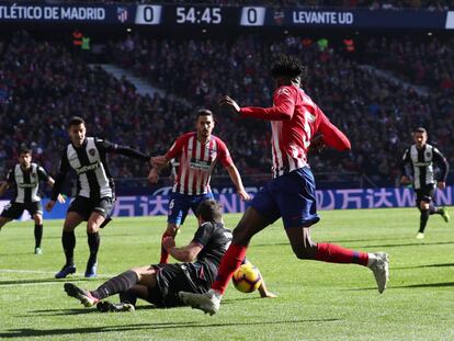El balón golpea en el brazo de Vukcevic en la jugada de penalti para el Atlético.
