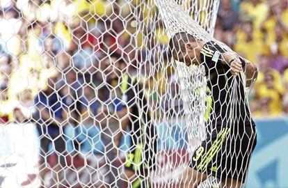 El delantero espa&ntilde;ol Fernando Torres se agarra a la red dentro de la porter&iacute;a de Australia tras fallar una ocasi&oacute;n de gol.