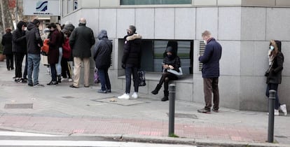 Varias personas hacen cola para hacerse test y otras pruebas de covid, en los Laboratorios MEGALAB , a 20 de diciembre de 2021, en Madrid.