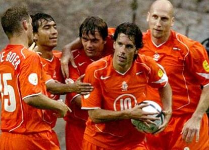 Van Nistelrooy corre con el balón, tras  un gol, mientras le felicitan De Boer, Van Bronckhorst, Cocu y Stam.