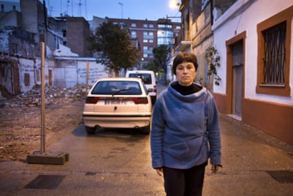 María Encarnación, entre su casa y los escombros de la vivienda de sus ex vecinos, en la colonia Castells.