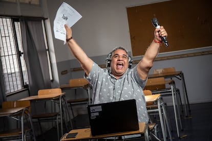 Eduardo Parraguez es la voz de un programa de radio que ha intentado replicar el vínculo entre la escuela y los alumnos que permanecían encerrados en sus viviendas durante la pandemia.