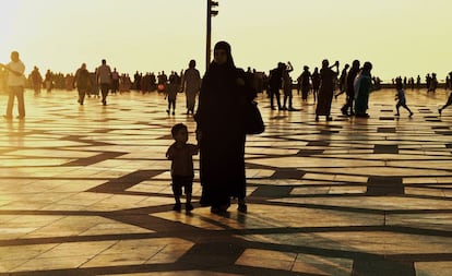 Una joven marroqu&iacute; camina con su hijo en la explanada de la Mezquita Hassan II, en Casablanca. El nuevo C&oacute;digo de la Familia (2004) incorpora avances  importantes en pro de los derechos de la mujer: considera la familia una responsabilidad compartida entre los c&oacute;nyuges y elimina la obligaci&oacute;n de tener que presentar un tutor para la mujer durante la formalizaci&oacute;n del matrimonio.