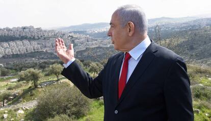 El primer ministro israelí, Benjamín Netanyahu, en un acto de campaña ante un asentamiento.