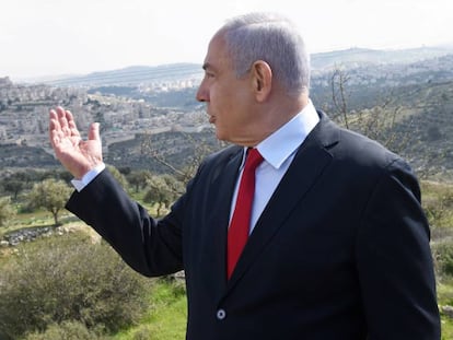 El primer ministro israelí, Benjamín Netanyahu, en un acto de campaña ante un asentamiento.