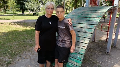 Oleksandr Radchuk, de 13 años, junto a su abuela, Liudmila Sirik, de 53, en un parque de Ichnia, en el norte de Ucrania, el pasado día 2.