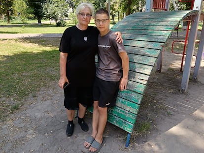 Oleksandr Radchuk, de 13 años, junto a su abuela, Liudmila Sirik, de 53, en un parque de Ichnia, en el norte de Ucrania, el pasado día 2.