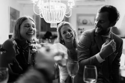 El momento en el que la novia y dos amigos brindan con los fotógrafos de su boda, Hugo y Vega.