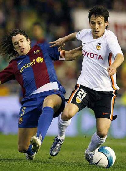 Silva se escapa de Puyol en un partido en Mestalla.