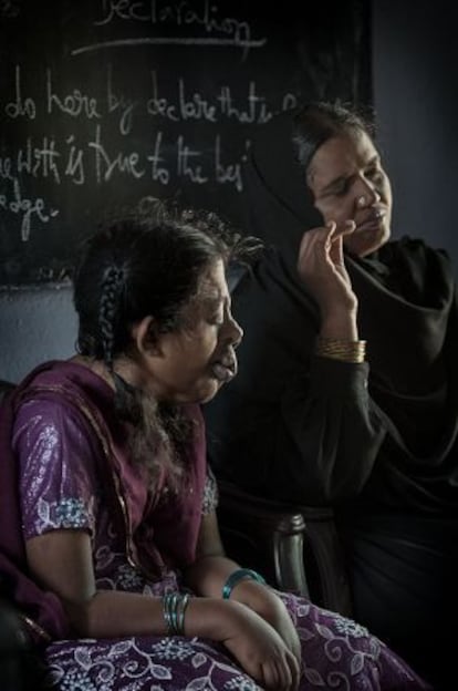 Gulab, junto a su madre, en el instituto de Anantapur donde estudia para ser profesora.