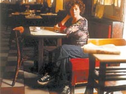 Arriba, Icíar Bollaín, directora de la película <i>Te doy mis </i><i>ojos,</i> fotografiada en un café del barrio madrileño de Lavapiés el pasado verano. Debajo, una imagen del rodaje en Girona de <i>Soldados de Salamina,</i> filme de David Trueba basado en la novela del mismo título de Javier Cercas. 

/ CRISTÓBAL MANUEL 

/ JORDI SOCIAS