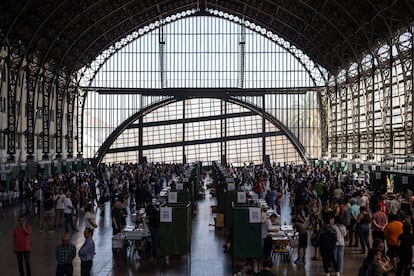 Cientos de personas acuden a votar en la Estación Mapocho, en Santiago, Chile, el 26 de Octubre.