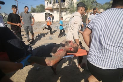 Palestinos transportan a un hombre herido tras un ataque israelí en la ciudad de Rafah, este viernes.