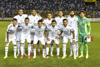 El equipo de México posa antes de un partido.