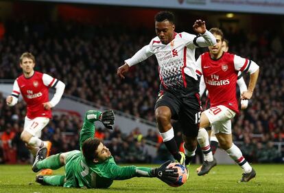 Lukasz Fabianski le detiene el balón a Sturridge