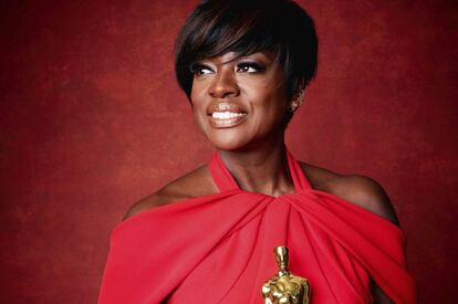 Viola Davis com Oscar de melhor atriz coadjuvante