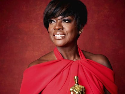 La actriz Viola Davis mientras posa con el Oscar a la mejor actriz de reparto. 