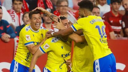 Guardiola es felicitado por sus compañeros tras marcar el gol del triunfo del Cádiz ante el Sevilla.