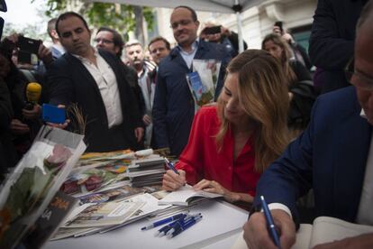 Cayetana Álvarez de Toledo signa un exemplar de la Constitució.