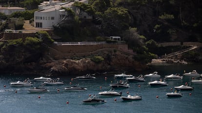 Viviendas y barcas en la playa de Sa Riera de Begur, en la Costa Brava.