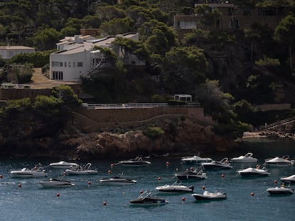 Viviendas y barcas en la playa de Sa Riera de Begur, en la Costa Brava.