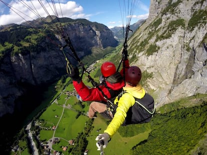 Eduardo Salete pilotando el parapente