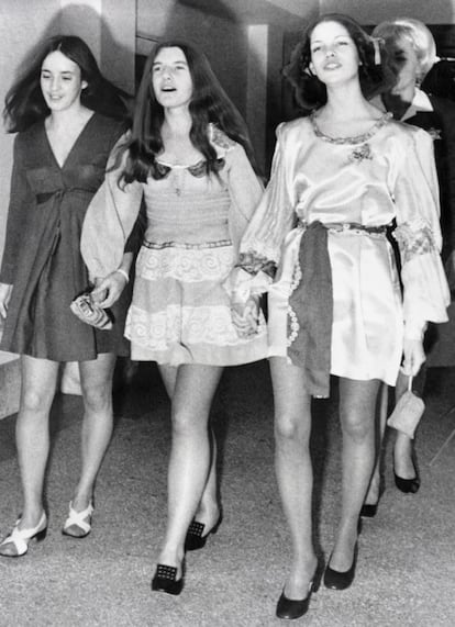 Susan Atkins, Patricia Krenwinkel y Leslie Van Houten cantan cogidas de la mano de camino a una de las vistas del juicio.