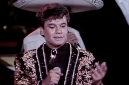 Juan Gabriel  en el escenario del Palacio de Bellas Artes en Ciudad de México en 1990.