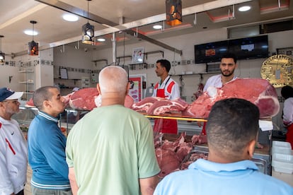 Clientes ante una carnicería, el jueves en Ain Attiq, en las afueras de Rabat.