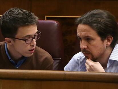 Íñigo Errejón y Pablo Iglesias en sus escaños en el Congreso.