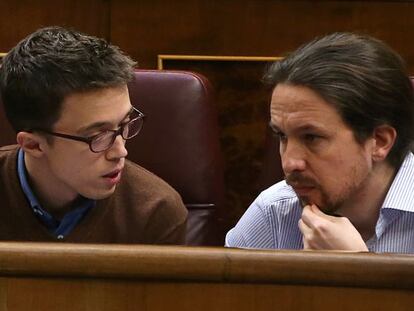 &Iacute;&ntilde;igo Errej&oacute;n y Pablo Iglesias en sus esca&ntilde;os en el Congreso.