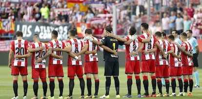 Los jugadores del Girona guardan un minuto de silencio por los atentados de Las Ramblas y Cambrils.