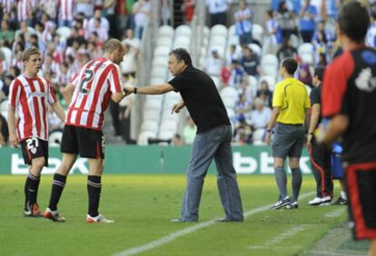 Caparrós da instrucciones a Toquero, con Muniain a su lado, en un partido en San Mamés.