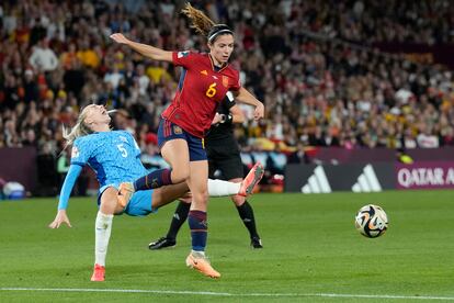 Aitana Bonmati (a la izquierda) cae al suelo tras una jugada con Alex Greenwood.