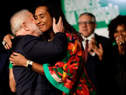 Luiz Inácio Lula da Silva abraza a la futura ministra de Igualdad Racial, Anielle Franco.