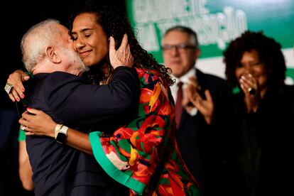 Luiz Inácio Lula da Silva abraza a la futura ministra de Igualdad Racial, Anielle Franco.