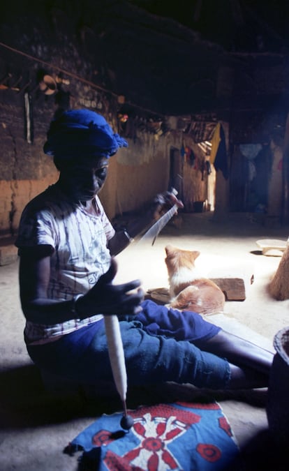 Una mujer diola trabaja con algodón en Elubaline. La industria del algodón representa el 2% del PIB del país y el 5% de las ganancias por exportación. Es un sector en recesión debido al cambio climático y a los bajos precios que los agricultores reciben por la recogida manual del material. La mayoría de los recolectores son mujeres y jóvenes. 
