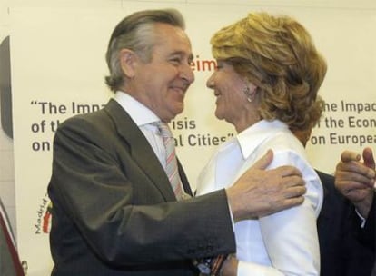 Miguel Blesa abraza a la presidenta de Madrid, Esperanza Aguirre, ayer en un acto público.