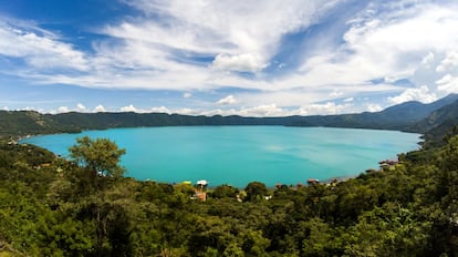 Enclavado entre los volcanes de Santa Ana e Izalco, el lago de Coatepeque está ubicado en el departamento occidental de Santa Ana, a una altitud de 745 metros sobre el nivel del mar. Tiene una extensión de 25,3 kilómetros cuadrados y una profundidad de 115 metros.