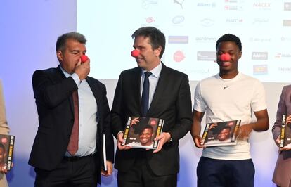 Joan Laporta, Jordi Romañach, de El Corte Inglés, y Ansu Fati, durante la presentación de Relatos Solidarios.