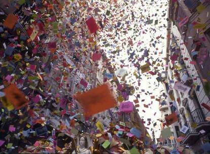 Millones de papelillos de colores se lanzan en Elche desde terrazas y balcones en la procesión de las aleluyas de Semana Santa.