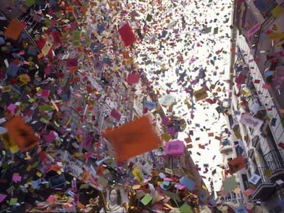 Millones de papelillos de colores se lanzan en Elche desde terrazas y balcones en la procesión de las aleluyas de Semana Santa.