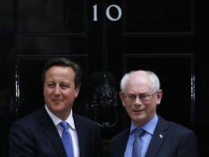 El primer ministro brit&aacute;nico, David Cameron,  y el presidente del Consejo Europeo, Herman Van Rompuy, ayer en Londres.