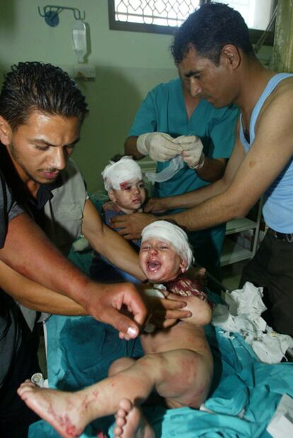 Varios niños son atendidos en Gaza, el 6 de junio de 2006, tras un bombardeo israelí. La imagen fue publicada ayer como si fueran niños saharauis heridos en  El Aaiún.