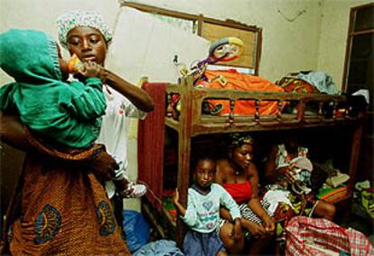 Una familia de refugiados liberianos que había huido a Costa de Marfil se prepara para dejar Abiyán.