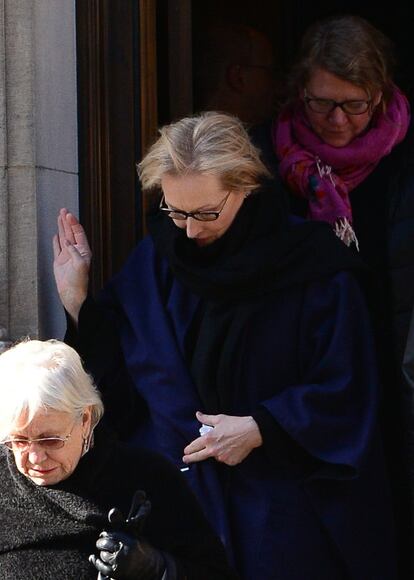 Meryl Streep abandona la iglesia de Nueva York donde se celebró el funeral de Philip Seymour Hoffman. Ambos actores fueron nominados al Óscar en 2008 por sus interpretaciones en 'Doubt'.