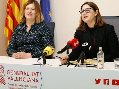 La responsable del Servicio de Secuenciación de Fisabio, Llúcia Martínez (i) y la consejera de Participación, Transparencia, Cooperación y Calidad Democrática, Rosa Pérez Garijo (d), durante el anuncio de identificación de dos parejas de hermanos.